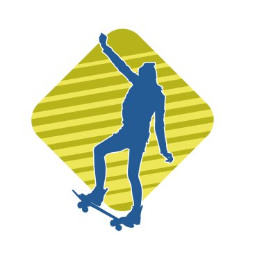 Hareket halindeki bir kadın silueti kaykay üzerinde poz veriyor. Kaykaylı şehirli bir kızın silueti..