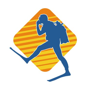 Yüzen bir erkek dalgıcın silueti su altında poz veriyor. Hareket halindeki bir adamın silueti dalış sporu yapıyor..