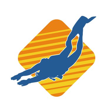 Yüzen bir erkek dalgıcın silueti su altında poz veriyor. Hareket halindeki bir adamın silueti dalış sporu yapıyor..