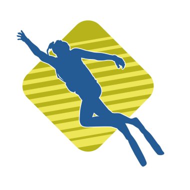 Yüzen bir erkek dalgıcın silueti su altında poz veriyor. Hareket halindeki bir adamın silueti dalış sporu yapıyor..