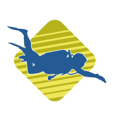 Yüzen bir erkek dalgıcın silueti su altında poz veriyor. Hareket halindeki bir adamın silueti dalış sporu yapıyor..