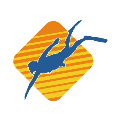 Yüzen bir erkek dalgıcın silueti su altında poz veriyor. Hareket halindeki bir adamın silueti dalış sporu yapıyor..