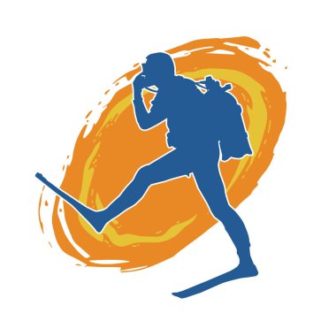 Yüzen bir erkek dalgıcın silueti su altında poz veriyor. Hareket halindeki bir adamın silueti dalış sporu yapıyor..