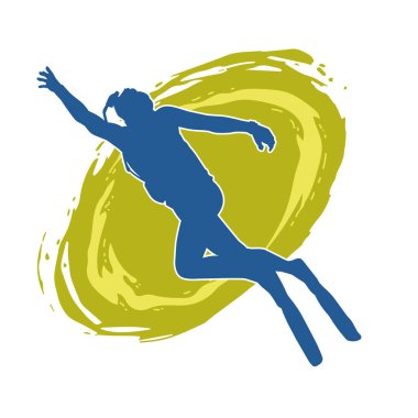 Yüzen bir erkek dalgıcın silueti su altında poz veriyor. Hareket halindeki bir adamın silueti dalış sporu yapıyor..