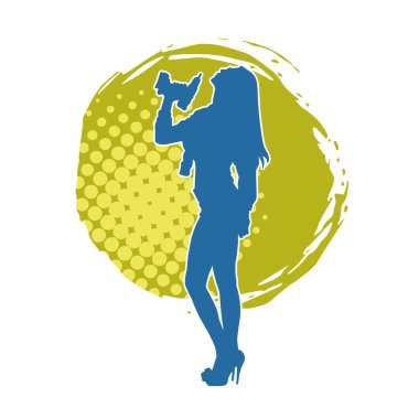 Matkap aletleri taşıyan inşaat işçisi kostümlü bir kadın silueti. İnşaat işçisi kadın silueti elektrikli matkapla poz veriyor.. 