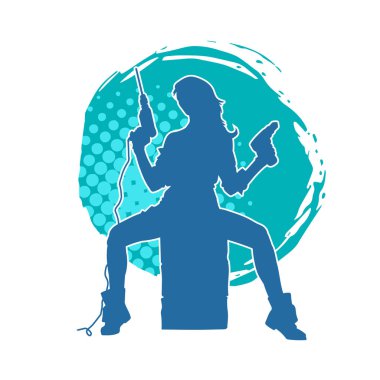 Matkap aletleri taşıyan inşaat işçisi kostümlü bir kadın silueti. İnşaat işçisi kadın silueti elektrikli matkapla poz veriyor.. 