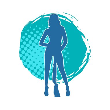 Kadın bir savaşçının silueti, tüfekle poz veriyor. Uzun namlulu ateşli silah taşıyan bir kadın avcının silueti.