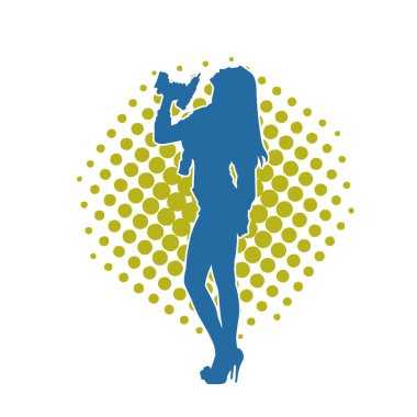 Matkap aletleri taşıyan inşaat işçisi kostümlü bir kadın silueti. İnşaat işçisi kadın silueti elektrikli matkapla poz veriyor.. 