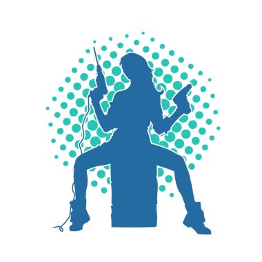 Matkap aletleri taşıyan inşaat işçisi kostümlü bir kadın silueti. İnşaat işçisi kadın silueti elektrikli matkapla poz veriyor.. 