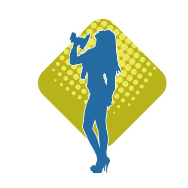 Matkap aletleri taşıyan inşaat işçisi kostümlü bir kadın silueti. İnşaat işçisi kadın silueti elektrikli matkapla poz veriyor.. 