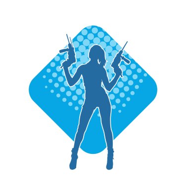 Matkap aletleri taşıyan inşaat işçisi kostümlü bir kadın silueti. İnşaat işçisi kadın silueti elektrikli matkapla poz veriyor.. 