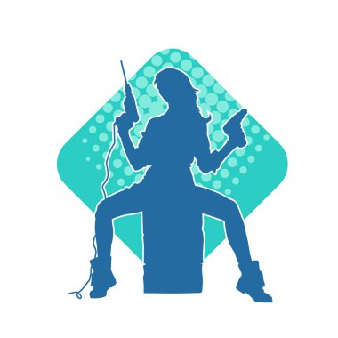 Matkap aletleri taşıyan inşaat işçisi kostümlü bir kadın silueti. İnşaat işçisi kadın silueti elektrikli matkapla poz veriyor.. 