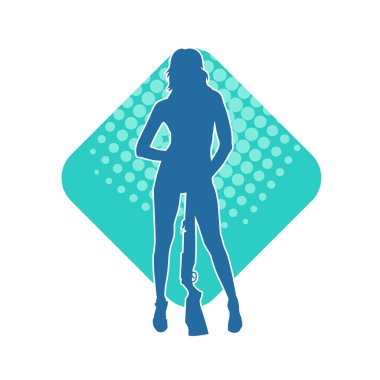 Kadın bir savaşçının silueti, tüfekle poz veriyor. Uzun namlulu ateşli silah taşıyan bir kadın avcının silueti.