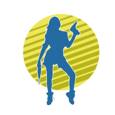 Matkap aletleri taşıyan inşaat işçisi kostümlü bir kadın silueti. İnşaat işçisi kadın silueti elektrikli matkapla poz veriyor.. 