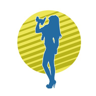 Matkap aletleri taşıyan inşaat işçisi kostümlü bir kadın silueti. İnşaat işçisi kadın silueti elektrikli matkapla poz veriyor.. 