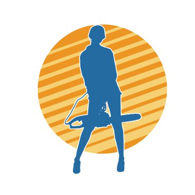 Çalışan bir kadın işçinin silueti elektrikli testereyle poz veriyor. Çalışan kostümü giyen ve elektrikli testere taşıyan bir kadının silüeti.