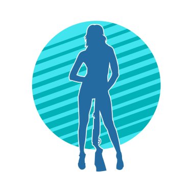 Kadın bir savaşçının silueti, tüfekle poz veriyor. Uzun namlulu ateşli silah taşıyan bir kadın avcının silueti.