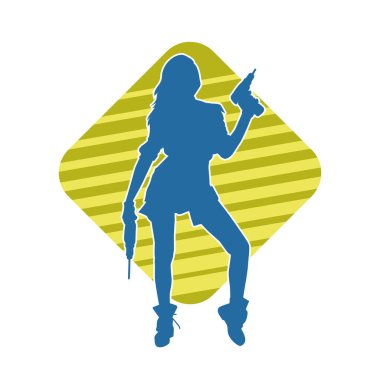 Matkap aletleri taşıyan inşaat işçisi kostümlü bir kadın silueti. İnşaat işçisi kadın silueti elektrikli matkapla poz veriyor.. 