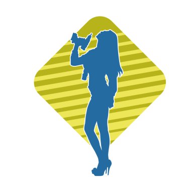 Matkap aletleri taşıyan inşaat işçisi kostümlü bir kadın silueti. İnşaat işçisi kadın silueti elektrikli matkapla poz veriyor.. 