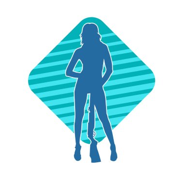 Kadın bir savaşçının silueti, tüfekle poz veriyor. Uzun namlulu ateşli silah taşıyan bir kadın avcının silueti.