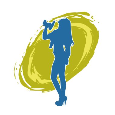 Matkap aletleri taşıyan inşaat işçisi kostümlü bir kadın silueti. İnşaat işçisi kadın silueti elektrikli matkapla poz veriyor.. 