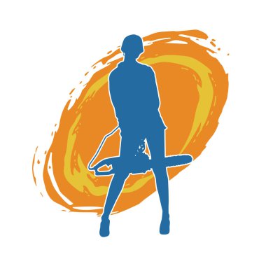 Çalışan bir kadın işçinin silueti elektrikli testereyle poz veriyor. Çalışan kostümü giyen ve elektrikli testere taşıyan bir kadının silüeti.