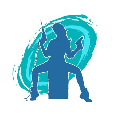 Matkap aletleri taşıyan inşaat işçisi kostümlü bir kadın silueti. İnşaat işçisi kadın silueti elektrikli matkapla poz veriyor.. 