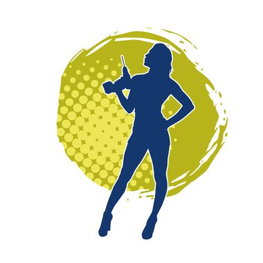 Matkap aletleri taşıyan inşaat işçisi kostümlü bir kadın silueti. İnşaat işçisi kadın silueti elektrikli matkapla poz veriyor.. 