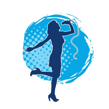 Poz vermiş bir şarkıcının silueti. Elinde mikrofonla şarkı söyleyen bir kadın sanatçının silüeti..