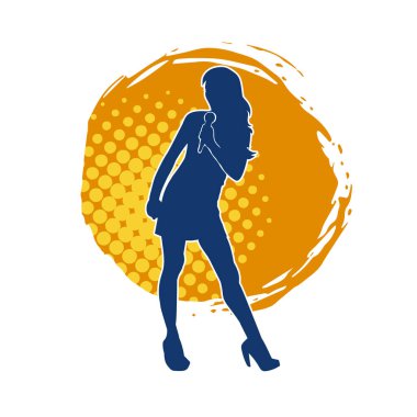 Poz vermiş bir şarkıcının silueti. Elinde mikrofonla şarkı söyleyen bir kadın sanatçının silüeti..