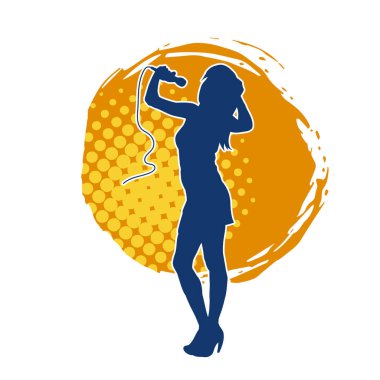 Poz vermiş bir şarkıcının silueti. Elinde mikrofonla şarkı söyleyen bir kadın sanatçının silüeti..