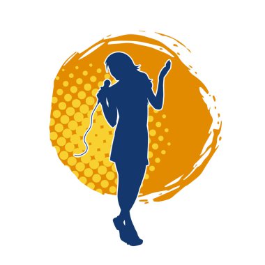 Poz vermiş bir şarkıcının silueti. Elinde mikrofonla şarkı söyleyen bir kadın sanatçının silüeti..