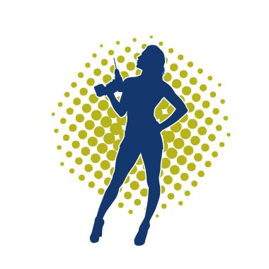 Matkap aletleri taşıyan inşaat işçisi kostümlü bir kadın silueti. İnşaat işçisi kadın silueti elektrikli matkapla poz veriyor.. 