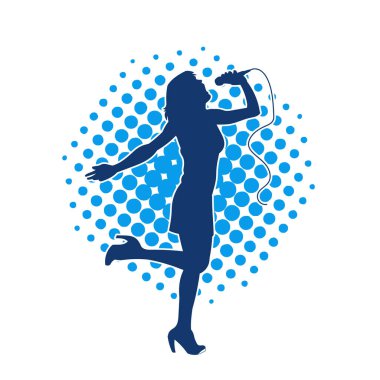 Poz vermiş bir şarkıcının silueti. Elinde mikrofonla şarkı söyleyen bir kadın sanatçının silüeti..