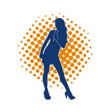 Poz vermiş bir şarkıcının silueti. Elinde mikrofonla şarkı söyleyen bir kadın sanatçının silüeti..