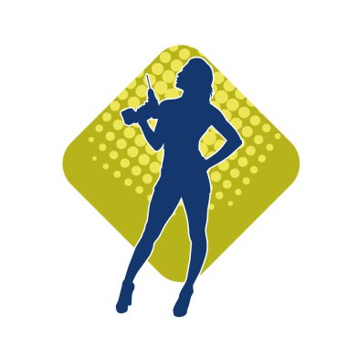 Matkap aletleri taşıyan inşaat işçisi kostümlü bir kadın silueti. İnşaat işçisi kadın silueti elektrikli matkapla poz veriyor.. 