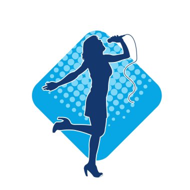 Poz vermiş bir şarkıcının silueti. Elinde mikrofonla şarkı söyleyen bir kadın sanatçının silüeti..