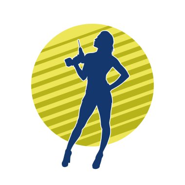 Matkap aletleri taşıyan inşaat işçisi kostümlü bir kadın silueti. İnşaat işçisi kadın silueti elektrikli matkapla poz veriyor.. 