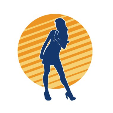 Poz vermiş bir şarkıcının silueti. Elinde mikrofonla şarkı söyleyen bir kadın sanatçının silüeti..