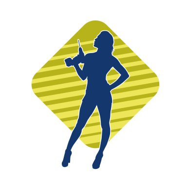 Matkap aletleri taşıyan inşaat işçisi kostümlü bir kadın silueti. İnşaat işçisi kadın silueti elektrikli matkapla poz veriyor.. 