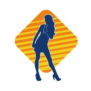 Poz vermiş bir şarkıcının silueti. Elinde mikrofonla şarkı söyleyen bir kadın sanatçının silüeti..