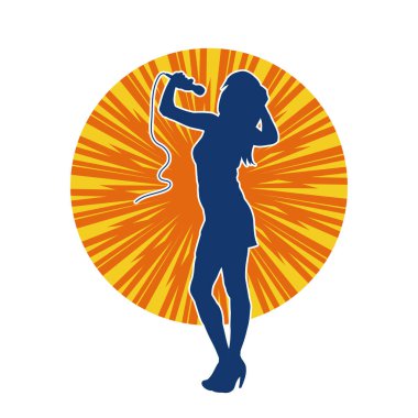 Poz vermiş bir şarkıcının silueti. Elinde mikrofonla şarkı söyleyen bir kadın sanatçının silüeti..