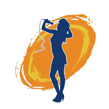 Poz vermiş bir şarkıcının silueti. Elinde mikrofonla şarkı söyleyen bir kadın sanatçının silüeti..