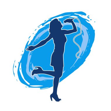 Poz vermiş bir şarkıcının silueti. Elinde mikrofonla şarkı söyleyen bir kadın sanatçının silüeti..