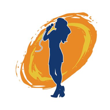 Poz vermiş bir şarkıcının silueti. Elinde mikrofonla şarkı söyleyen bir kadın sanatçının silüeti..