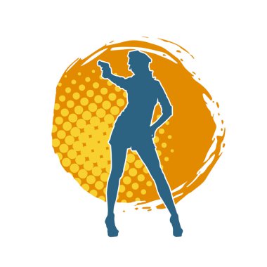 İnce bir kadın silueti. Polis memuru kostümü giymiş. Tabancayla poz veriyor.