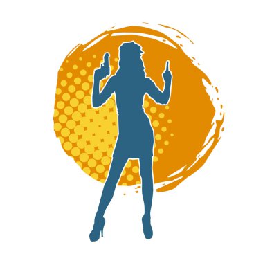 İnce bir kadın silueti. Polis memuru kostümü giymiş. Tabancayla poz veriyor.