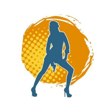 İnce bir kadın silueti. Polis memuru kostümü giymiş. Tabancayla poz veriyor.