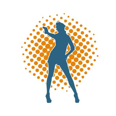 İnce bir kadın silueti. Polis memuru kostümü giymiş. Tabancayla poz veriyor.