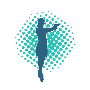 İnce bir kadın silueti. Polis memuru kostümü giymiş. Tabancayla poz veriyor.